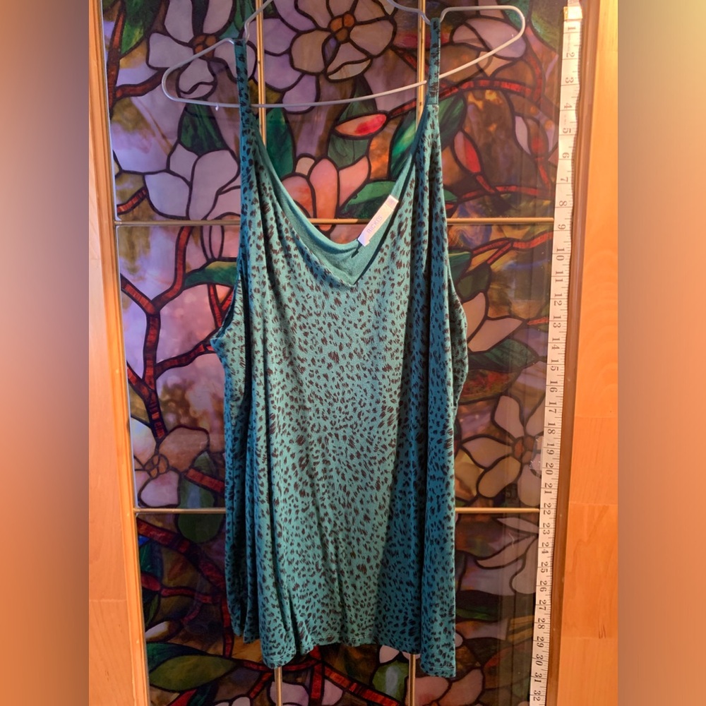 New large women’s green animal print tank top.